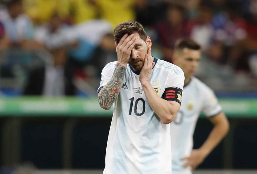 El delantero argentino Lionel Messi reacciona durante el partido contra Colombia por el Grupo B de la Copa América en Salvador, Brasil. (AP)