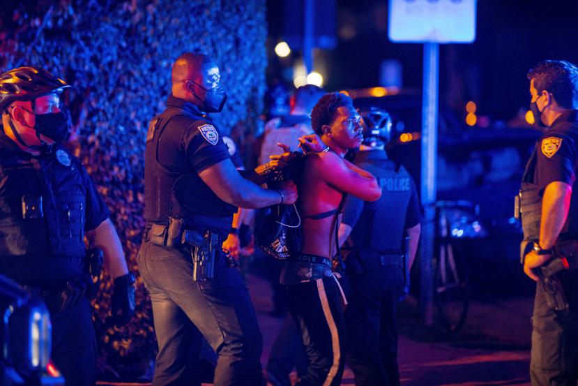 Un hombre es arrestado por violar el toque de queda en Miami Beach el 21 de marzo.