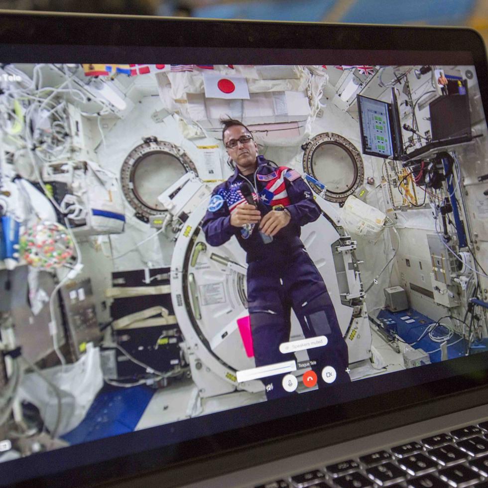 El astronauta Joseph Acabá realizó una llamada desde la Estación Espacial Internacional para hablar con unos 500 jóvenes sobre su vida en el espacio.