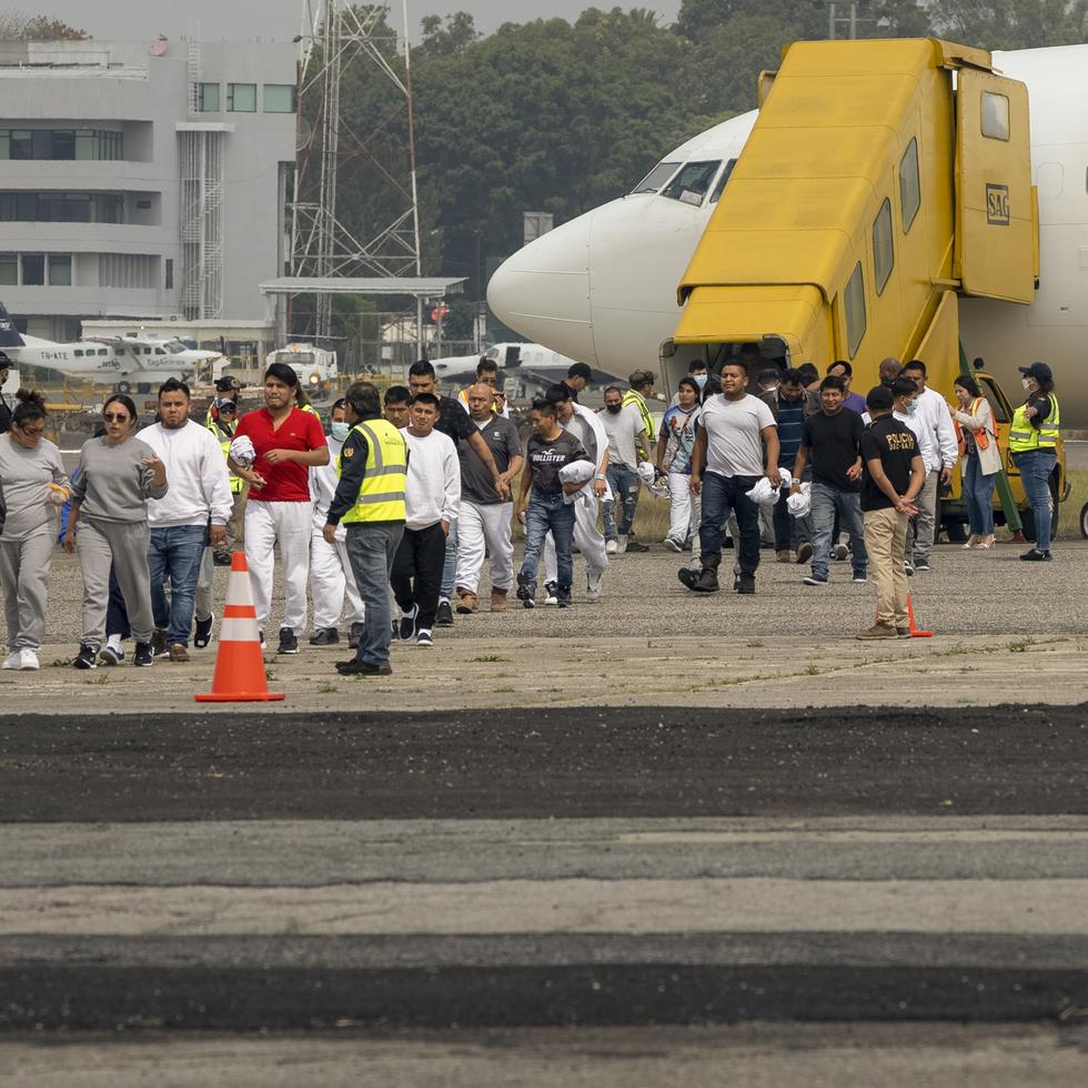 Migrantes guatemaltecos que fueron deportados desde Estados Unidos desembarcan en el Aeropuerto Internacional La Aurora en la Ciudad de Guatemala.