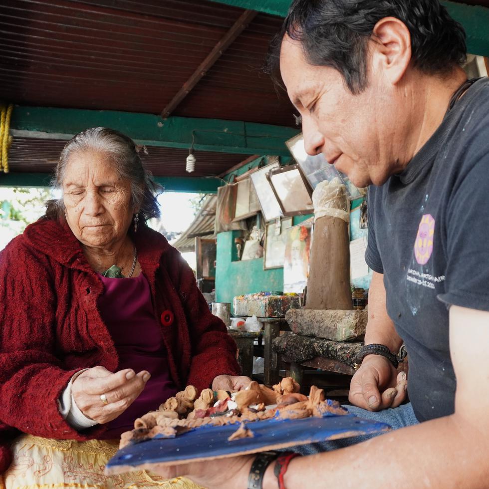 A sus 78 años de edad, Josefina se resiste a dejar el barro que desde niña aprendió a dar forma, vida y textura ayudada por su madre.