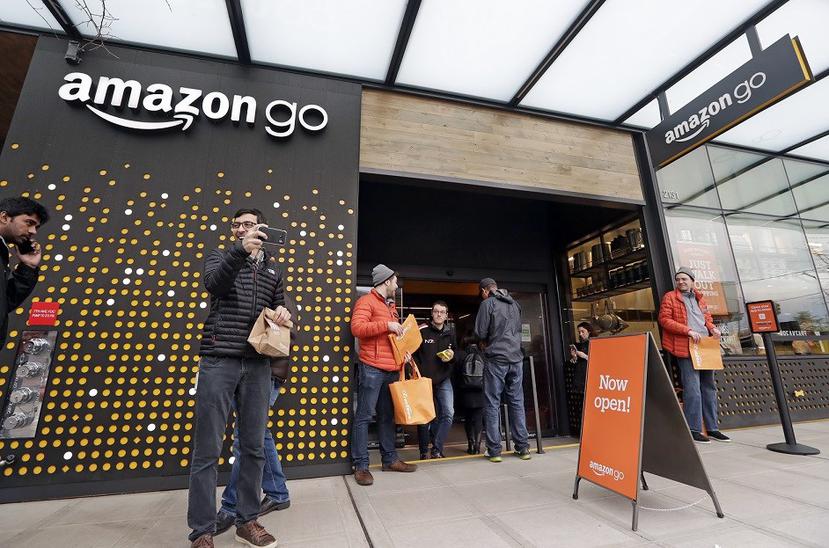 Más de un año después de que presentara el concepto, Amazon abrió su tienda Amazon Go, de inteligencia artificial, en el centro de Seattle. (AP)