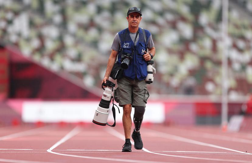 El fotógrafo de AP, Emilio Morenatti, camina con su equipo en los Juegos Paralímpicos de Tokio.