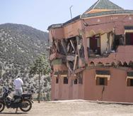 Un hombre observa los daños que sufrió un hotel en el poblado de Moulay Brahim ubicado cerca del epicentro del terremoto de magnitud 6.8 que afectó a Marruecos tarde en la noche del viernes.