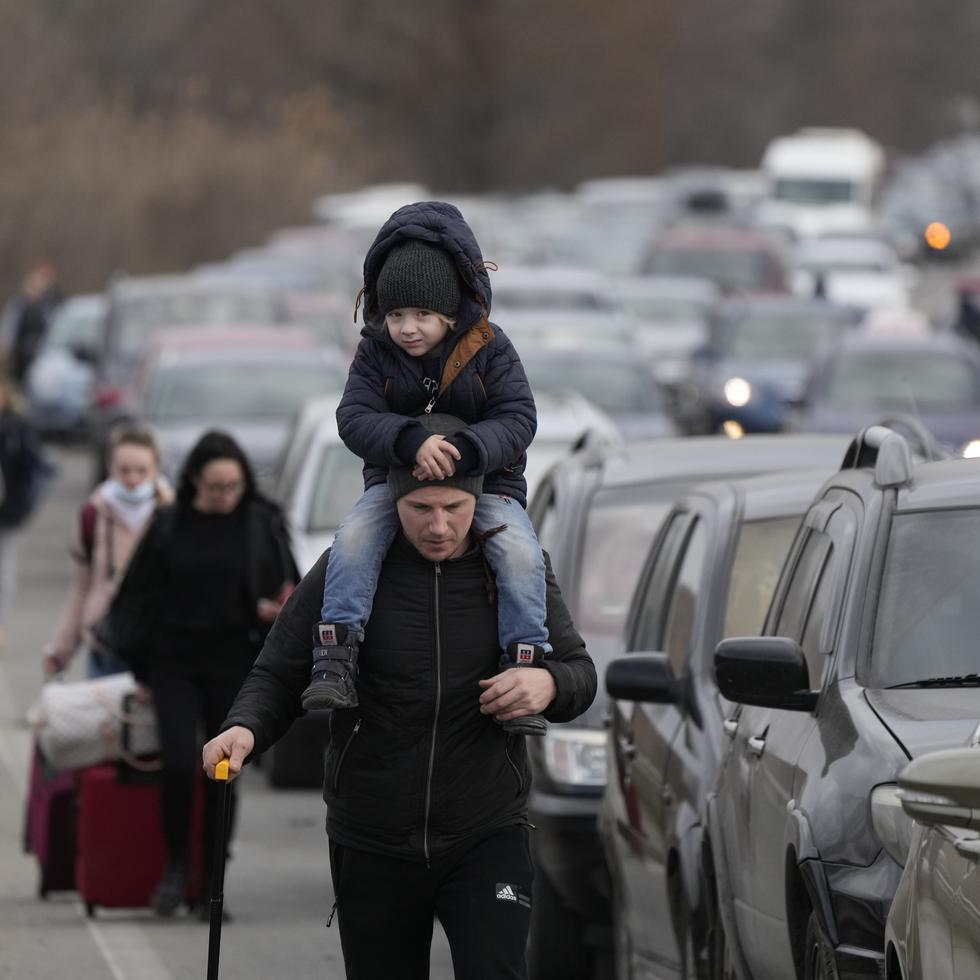 En auto y a pie llegan refugiados ucranianos al cruce de Mayaky-Udobne, en la frontera con Moldavia, el 26 de febrero del 2022.