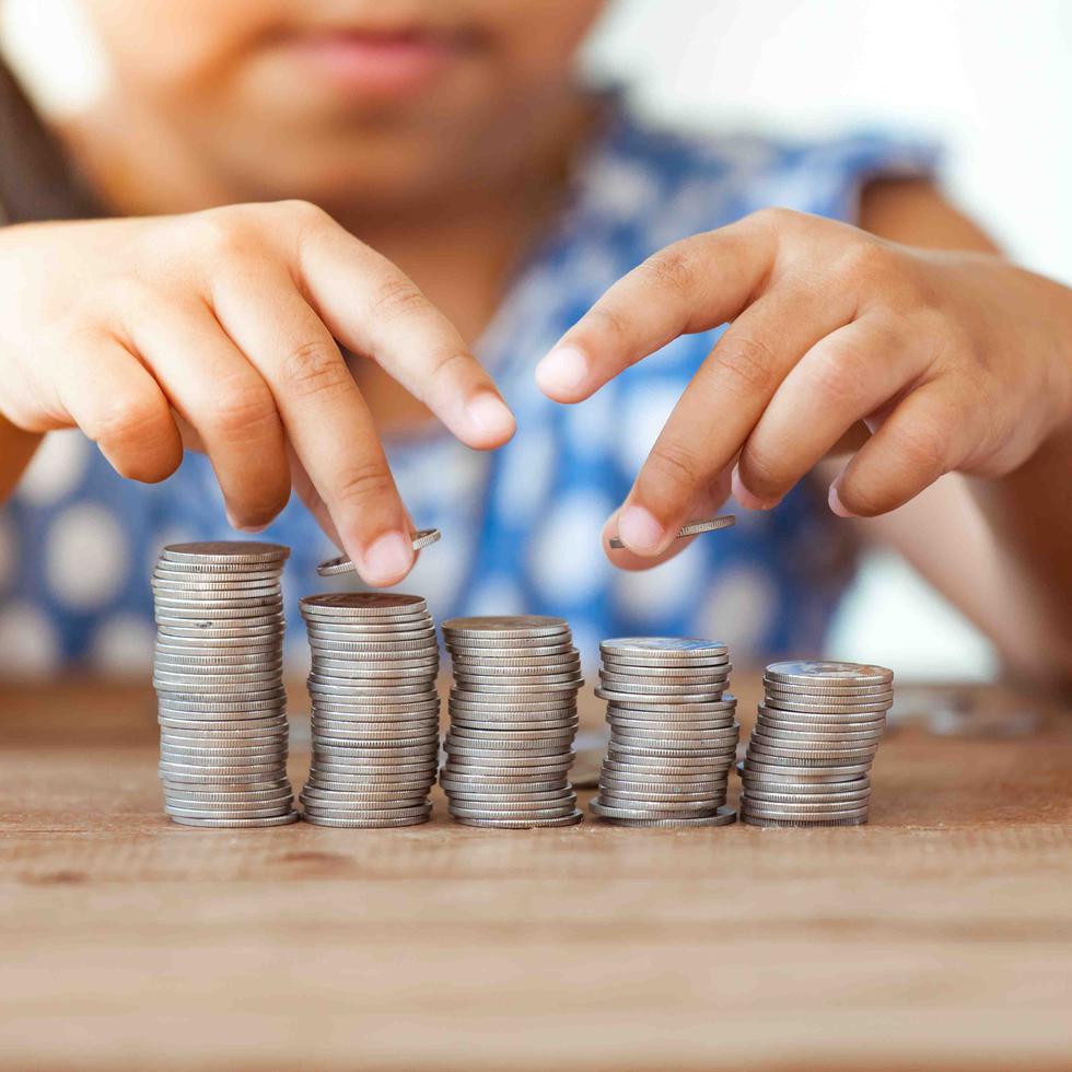 El experto recomendó educar a los más pequeños con tres alcancías: una para ahorrar, otra con dinero para compartir con otras personas y una tercera para costear deseos o gustos. (Shutterstock)