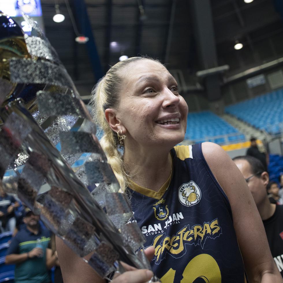La turca de las Cangrejeras, Yeliz Baza, sostiene el trofeo de campeonas del Voleibol Superior este lunes en Manatí.