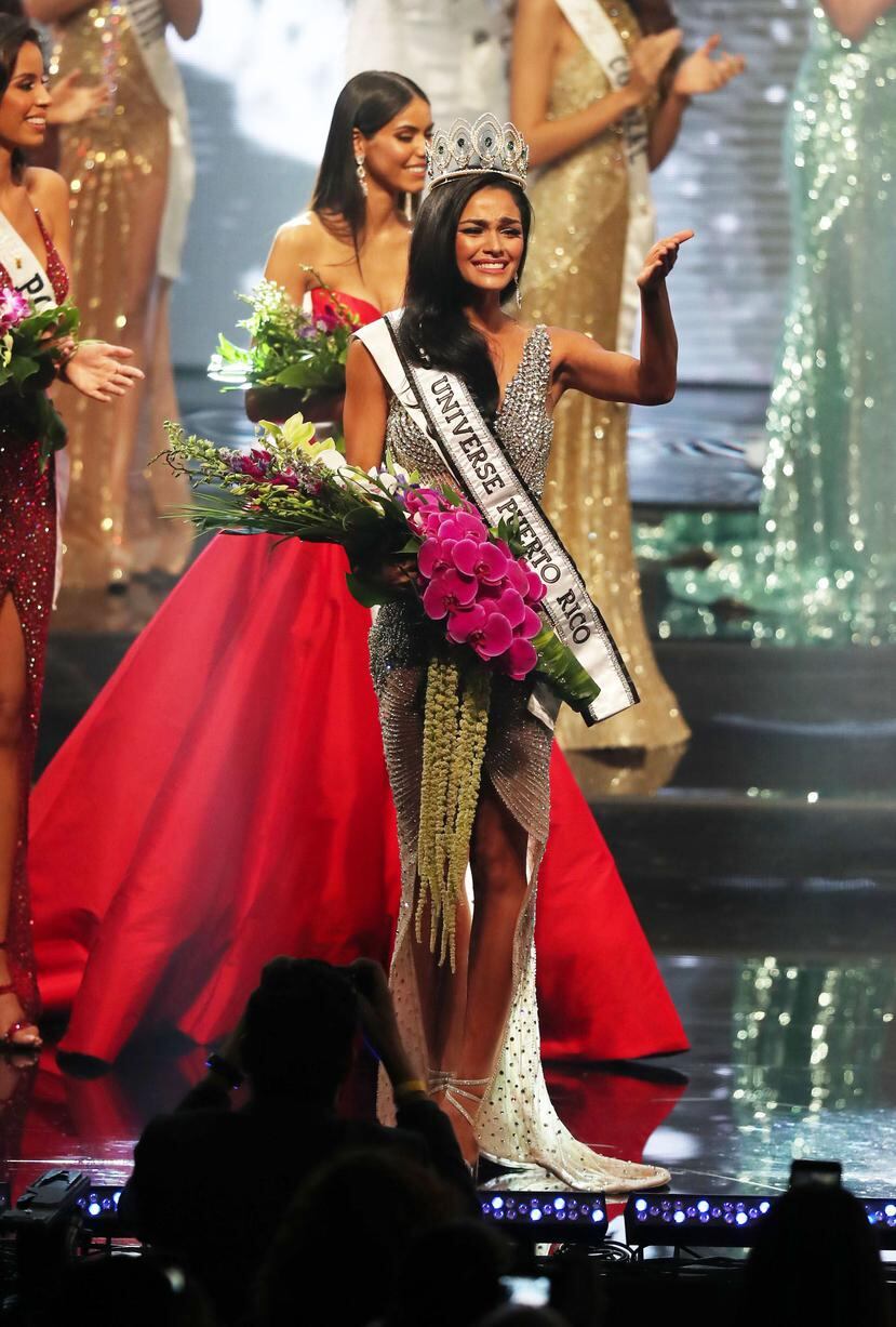 Miss Universe Puerto Rico 2018, Kiara Ortega, saluda al público tras ser coronada.