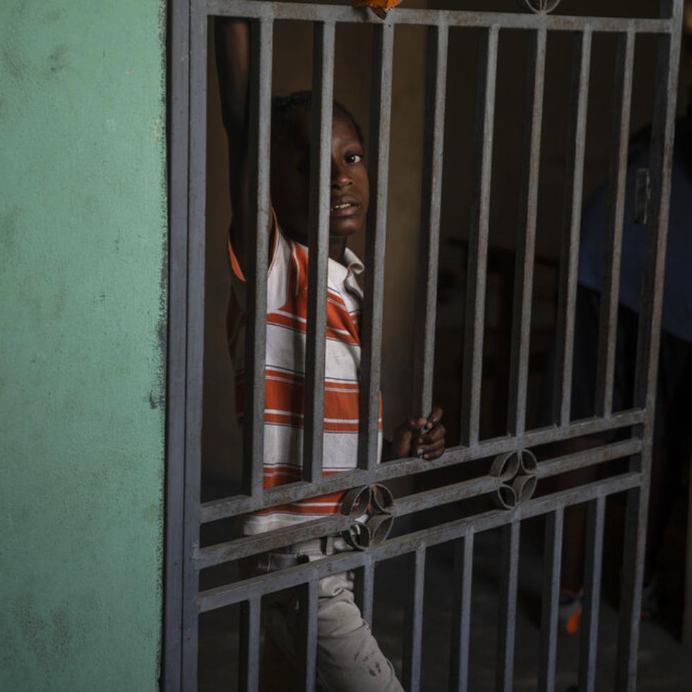 Un niño desplazado de su casa en Croix-des-Missions para evitar enfrentamientos entre pandillas armadas, se refugia en una escuela convertida en albergue en el barrio Tabarre de Puerto Príncipe, el jueves 28 de abril de 2022. (AP Foto/Odelyn Joseph)