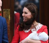 Kate Middleton presenta a su tercer hijo junto a su esposo, el príncipe William, en las afueras del hospital St Mary's, en Londres. (Foto: EFE)