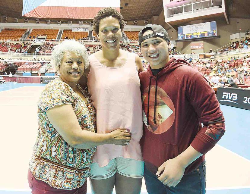 La deportista comparte con su madre, Aurea Dalmau, y su hijo, Evan Fragela Cruz, en un partido de la Selección en el pasado mayo. (Archivo / GFR Media)
