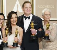 Ke Huy Quan, Michelle Yeoh, Brendan Fraser y Jamie Lee Curtis posan con sus estatuillas al final de la ceremonia de entrega de los premios Oscar 2023. (Photo by Jordan Strauss/Invision/AP)