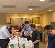 El equipo gerencial del Hampton Inn & Suites San Juan prepara las compras para distribuirlas entre los empleados del hotel. (Suministrada)