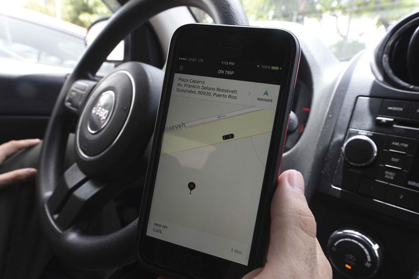 Un conductor de Uber observa el mapa en su teléfono. (Archivo)
