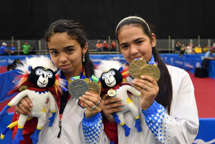 Melanie y Adriana Díaz posan con sus medallas de dobles femenino y dobles mixto.