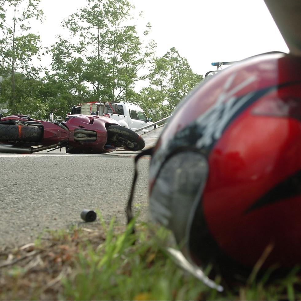 Un conductor de una motora perdió la vida el viernes por la noche luego de impactar una barrera de metal en la autopista PR52 en Santa Isabel.