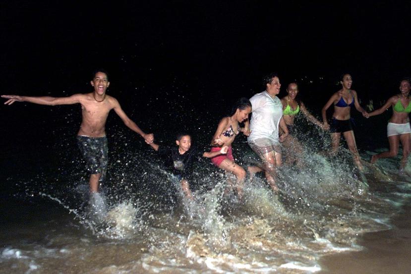 Un grupo de jóvenes celebra la Noche de San Juan en la playa. (GFR Media)