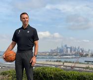 Steve Nash posa con el uniforme de los Nets y la ciudad de Nueva York de fondo.