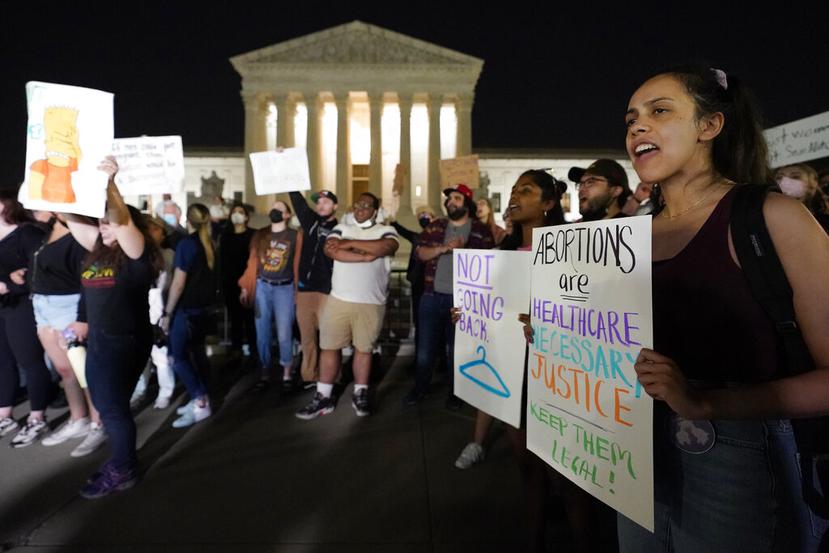 Una multitud de personas se reúne frente al Tribunal Supremo durante la madrugada del 3 de mayo de 2022 en Washington, D.C.