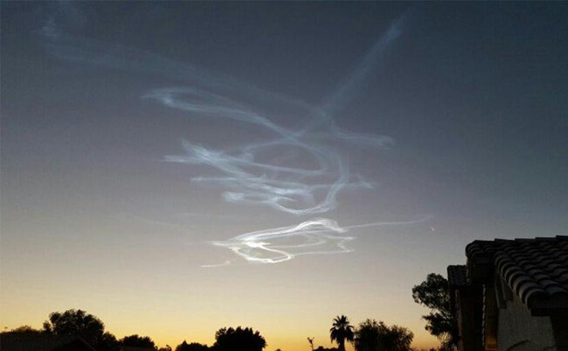 El meteoro dejó una estela que tardó varias horas en disiparse, siendo visible durante el amanecer. (Suministrada / Sociedad Americana de Meteoros / David Adkins)