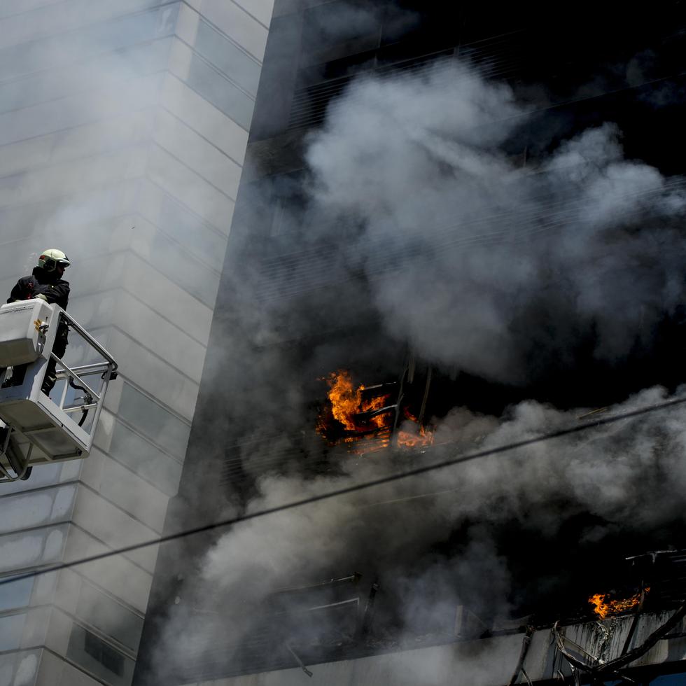 El sistema de emergencias de la ciudad de Buenos Aires informó en un comunicado que 80 personas fueron asistidas en el lugar, de las cuales 36 fueron trasladadas a distintos hospitales públicos de la capital afectados por inhalación de humo y con principio de asfixia.