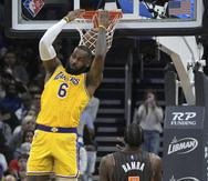 LeBron James donquea el balón durante el partido de los Lakers en Orlando.