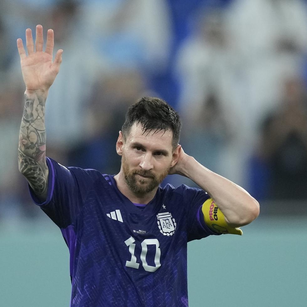 El argentino Lionel Messim saludando a la afición tras la victoria 2-0 contra Polonia, fue escogido como uno de los tres delanteros del onceno ideal de la primera ronda.
