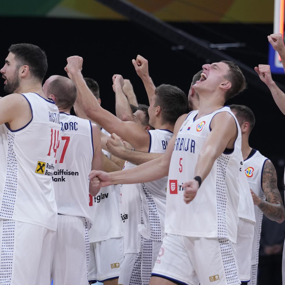 Los jugadores del seleccionado de Serbia celebran el pase a la final de la Copa del Mundo de FIBA, tras vencer a Canadá.
