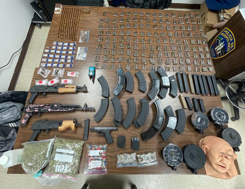 Armas y drogas incautadas en el arresto de Ángel Gabriel Torres Chéveres, conocido como Bustercito.