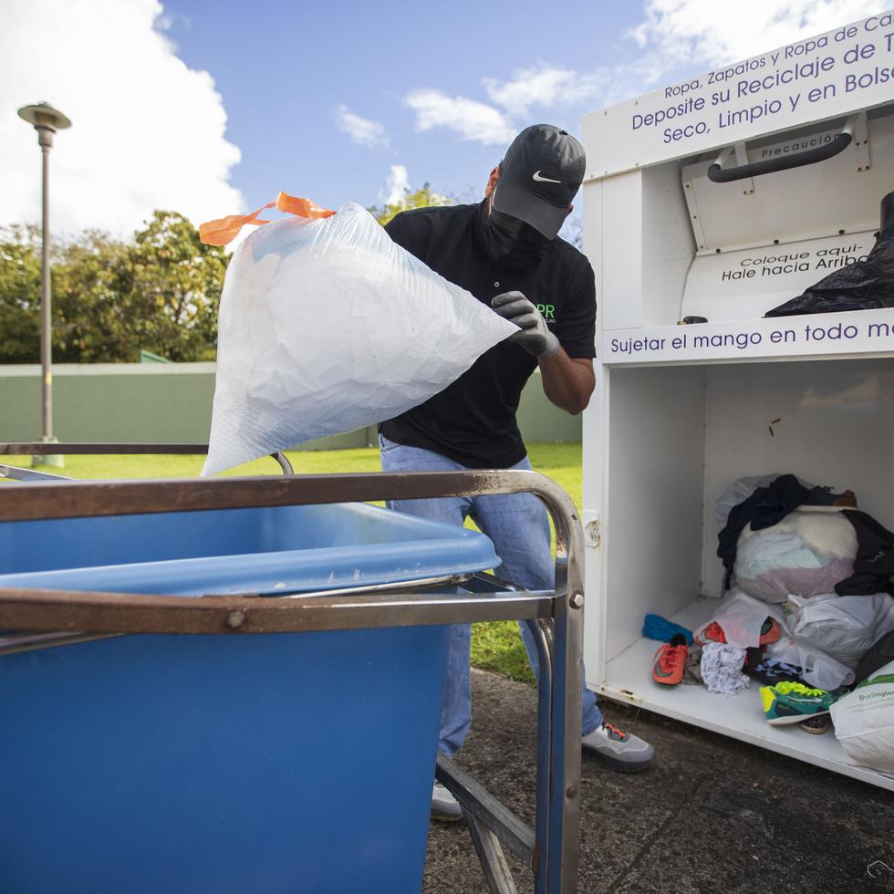 Cada contenedor de Puerto Rico Textile Recycling alberga, en promedio, 100 libras de textiles. En la foto, el recolector Emmanuel Carrasquillo.