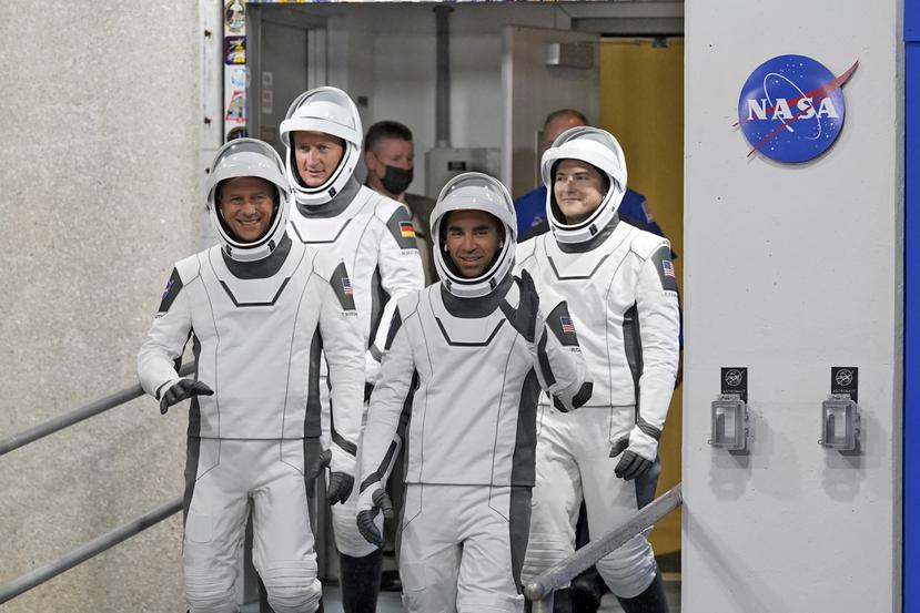 De izquierda a derecha, los astronautas Tom Marshburn, el alemán Matthias Maurer, Raja Chari y Kayla Barron salen del edificio de Operaciones y se dirigen a la Plataforma de Lanzamiento 39-A, en el Centro Espacial Kennedy, en Cabo Cañaveral, Florida.
