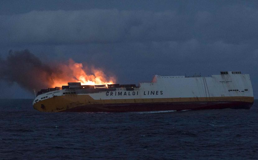 El mercante Grande America de Grimaldi Lines en llamas en el golfo de Vizcaya, en la costa oeste de Francia, el pasado 11 de marzo de 2019. (AP / Loic Bernardin / Marine Nationale)

