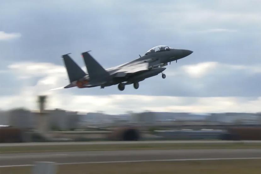 En esta imagen tomada de un video, el avión de combate F15K de la Fuerza Aérea de Corea del Sur.