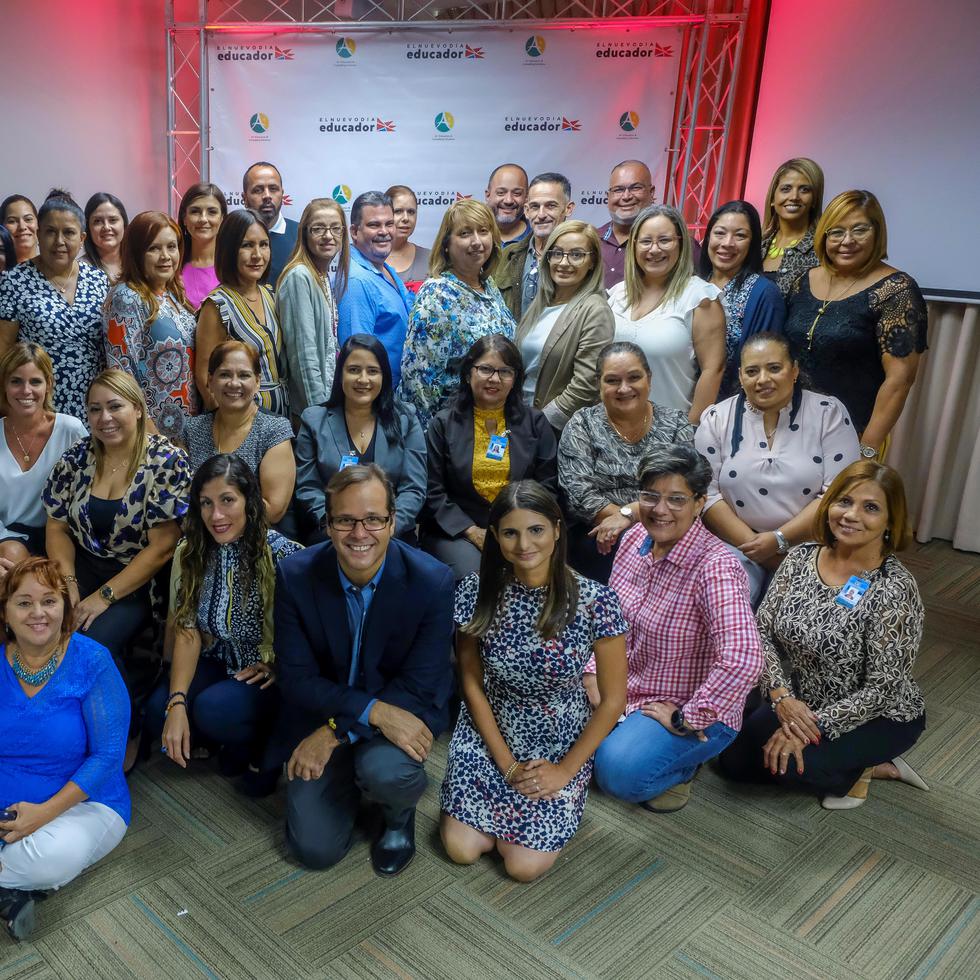 Parte del grupo de directores y maestros y personal de GFR Media, en  la actividad de El Nuevo Día Educador, en Ponce.