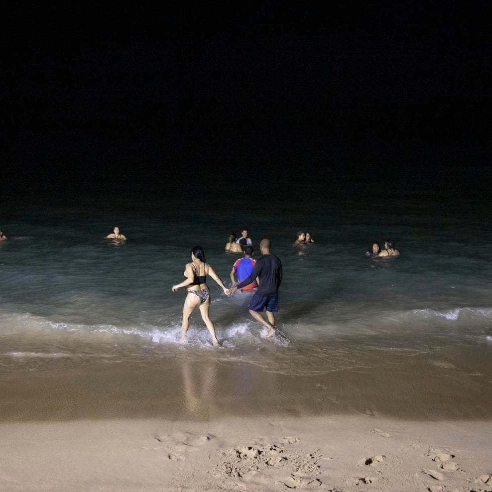 Una imagen de archivo de una celebración de la Noche de San Juan del 2022 donde se muestran algunos ciudadanos que llegaron a la playa Último Trolley en Ocean Park.