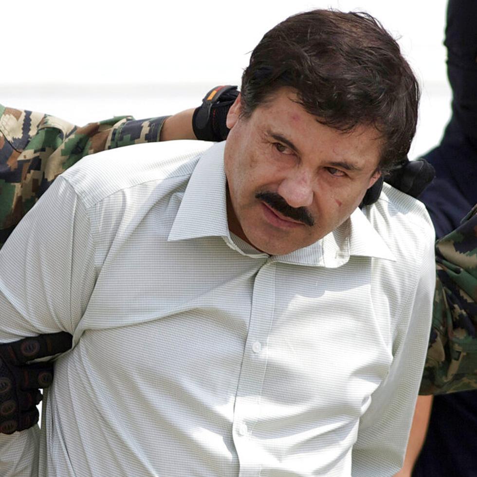 Fotografía de archivo del 22 de febrero de 2014, Joaquín "El Chapo" Guzmán, jefe del Cártel de Sinaloa en México, es escoltado a un helicóptero en la Ciudad de México luego de su captura.