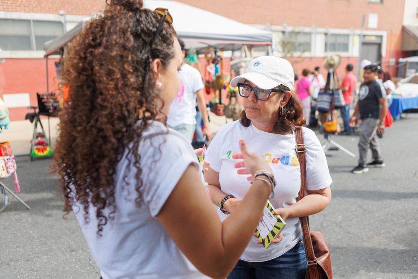 Julia Rivera, izquierda, conversa con Alba Martínez, una conocida líder entre la comunidad hispana de la ciudad.
