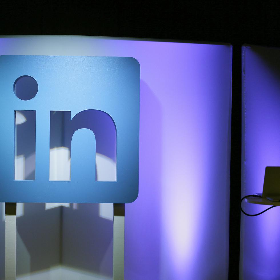 El logo de LinkedIn en una presentación en San Francisco.