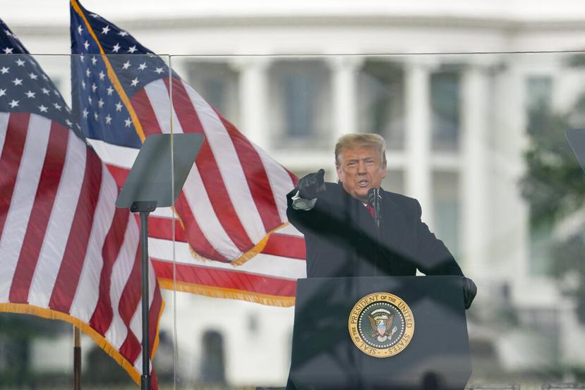 El presidente de Estados Unidos, Donald Trump, habla durante una marcha protestando por la certificación de la victoria electoral de Joe Biden en las elecciones presidenciales, el miércoles 6 de enero de 2021 en Washington.