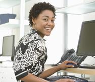 Mujer frente a la computadora. Oficina, empleo, trabajo.
