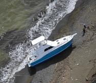 Imagen aérea: un barco encallado entre Salinas la Santa Isabel.