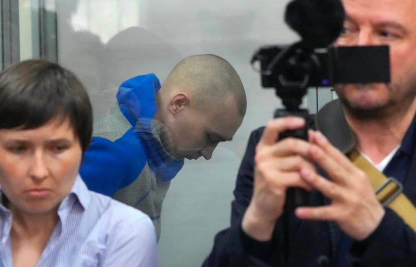 El sargento del ejército ruso Vadim Shishimarin, de 21 años, es visto detrás de un cristal durante una vista judicial en Kiev, Ucrania, el viernes 13 de mayo de 2022.