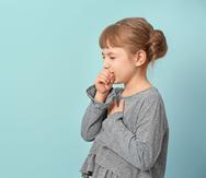 El neumólogo pediátrico hará un historial y realizará un examen físico, buscando razones por las cuales el niño o la niña continúan con la tos persistente.