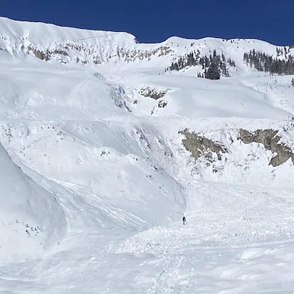 Esta foto proporcionada por el Centro de Información de Avalanchas de Colorado muestra la zona donde se registró una avalancha, el sábado 18 de marzo de 2023, cerca de Marble, Colorado.