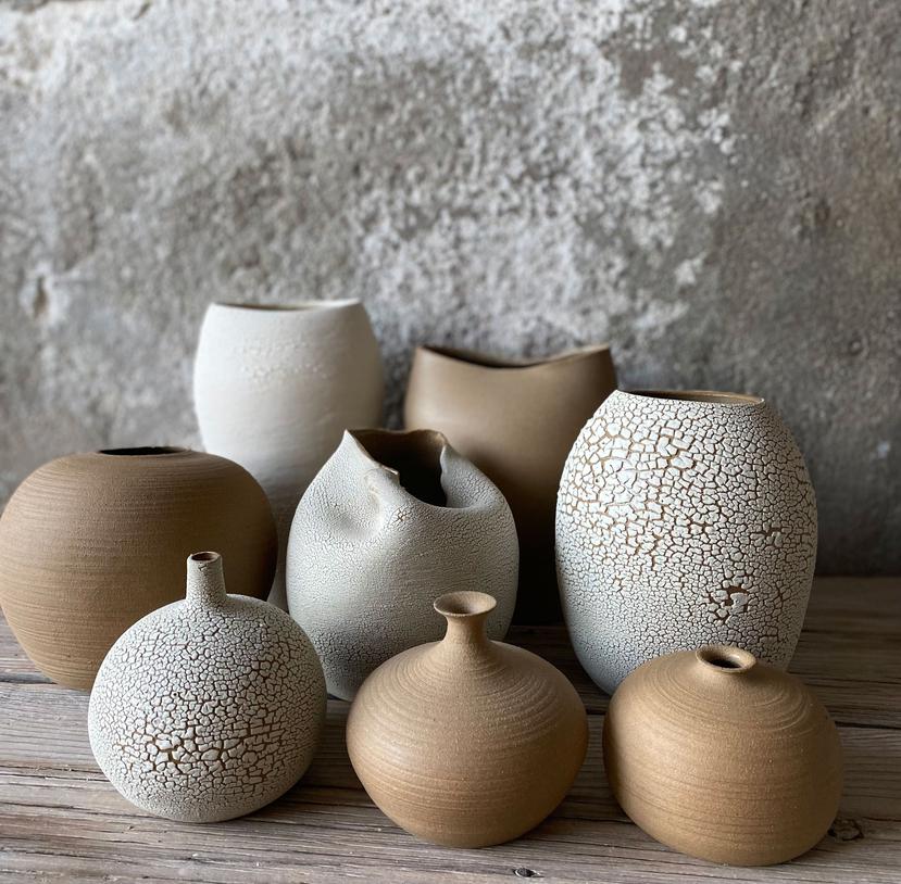 Desde su estudio en Los Ángeles, California, Denise López confecciona envases, vajillas, recipientes y otros artículos ornamentales de cerámica.