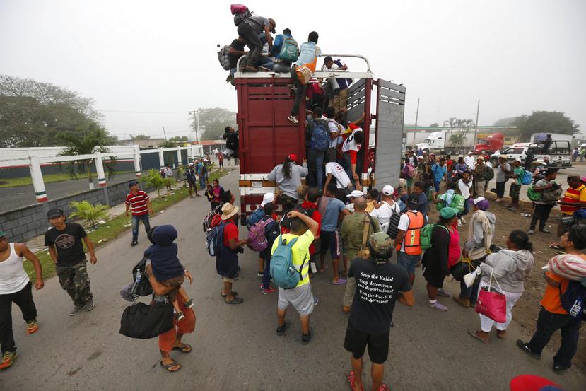 México se enfrenta a la situación sin precedentes de tener a tres caravanas de migrantes en su territorio. (AP / Marco Ugarte)