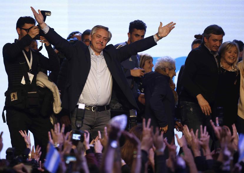 El candidato presidencial Alberto Fernández se dirige a sus simpatizantes en la sede de su partido "Frente de todos", después de las elecciones primarias en Buenos Aires, Argentina. (AP/Sebastian Pani)
