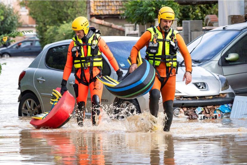 Recatistas caminan por una zona inundada en la localidad de Trebes, en el sur de Francia. (AP / Fred Lancelot)