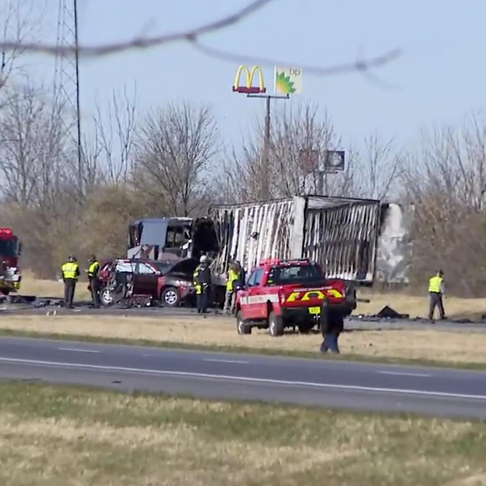Personal de Manejo de Emergencia de Ohio atienden un accidente fatal que suscitó en la carretera interestatal 70 West del condado de Licking en Ohio. (WSYX/WTTE via AP)