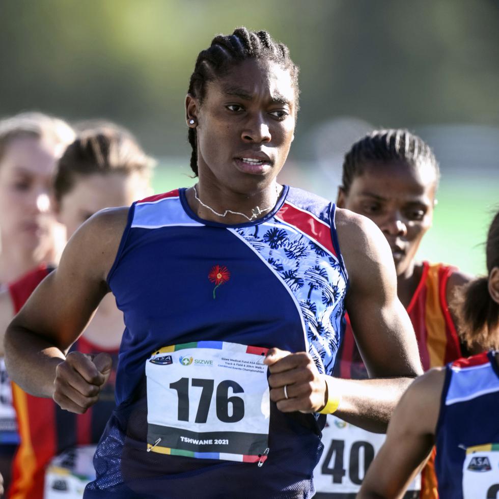 Caster Semenya (176) acusó al organismo mundial de atletismo de obligarla a tomar una medicación que la “torturaba”.